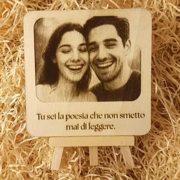 targhetta-legno-con-foto-e-frase-incisa-su-cavalletto