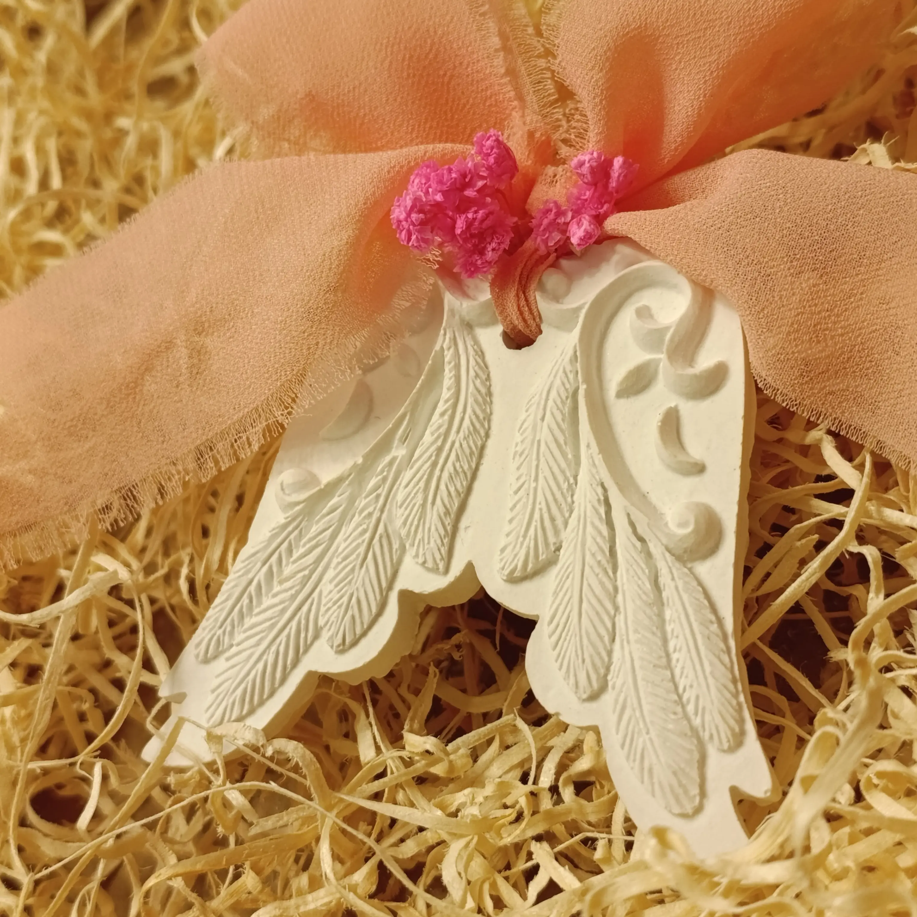 Ali in gesso per bomboniere