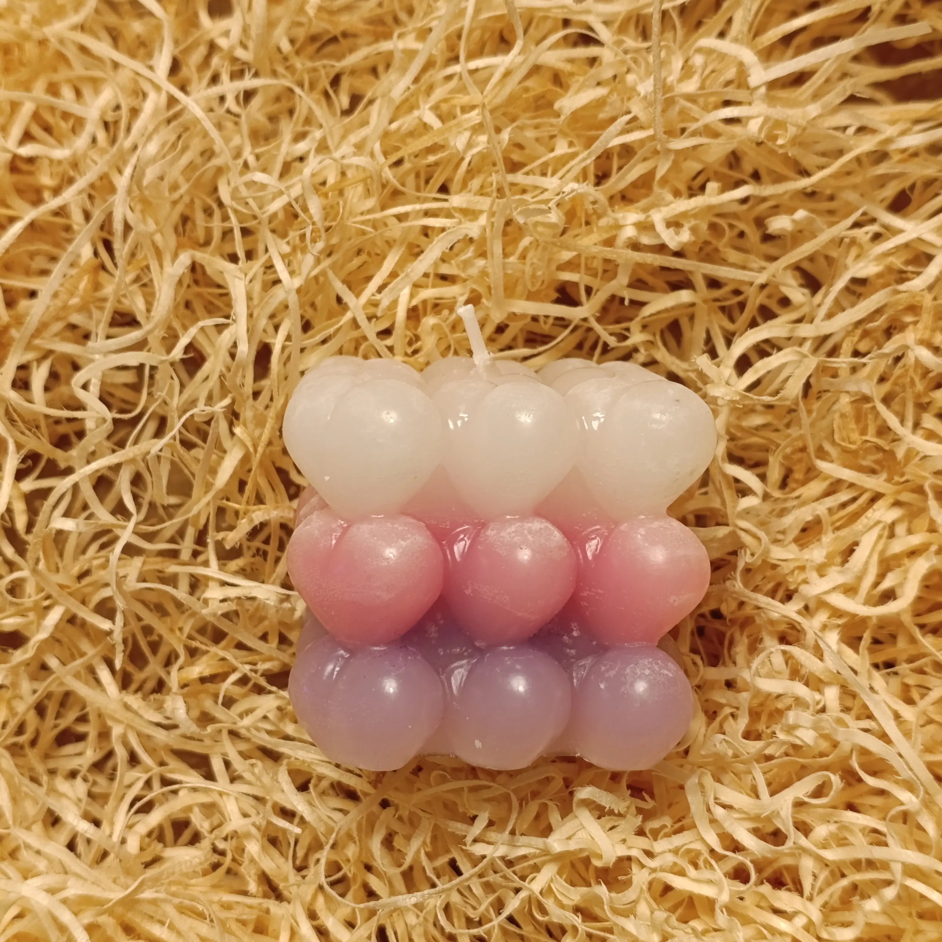 Candela a forma di cubo composto da cuori multicolore