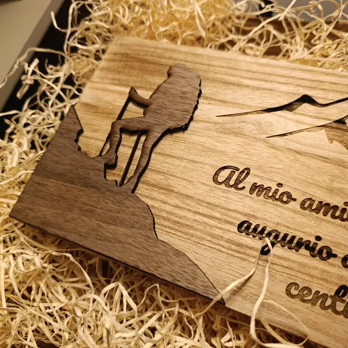 Targa in Legno di Paulownia Grande: Regalo Escursionista Personalizzato