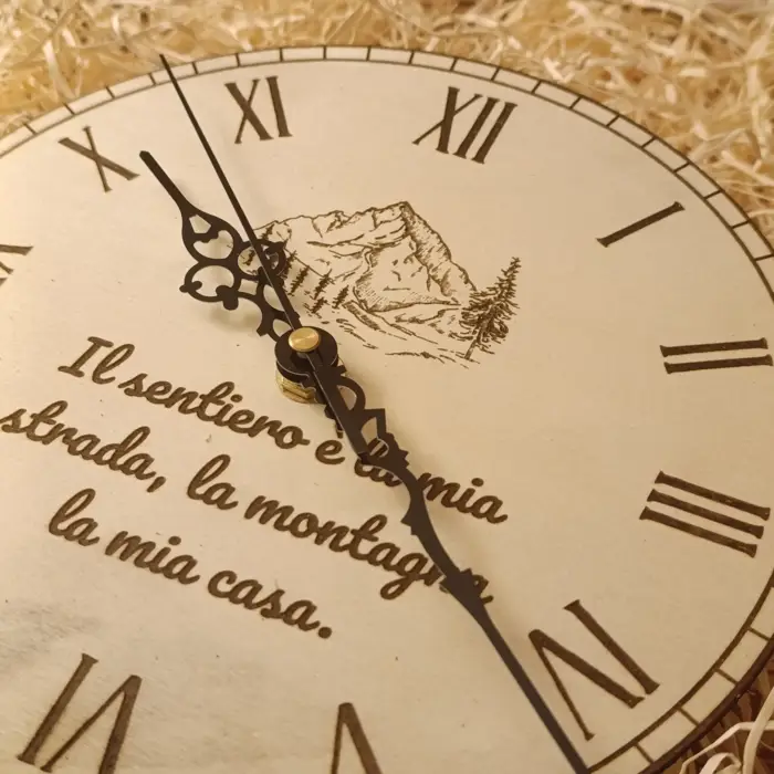 Orologio da Parete in Legno "Trekking": Design Montagna e Natura Personalizzato