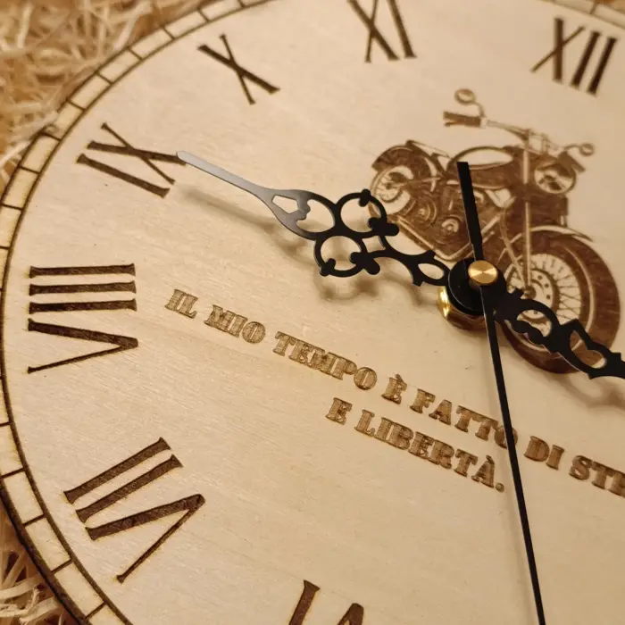 Orologio da Parete in Legno Motociclista: Design Personalizzato per Biker