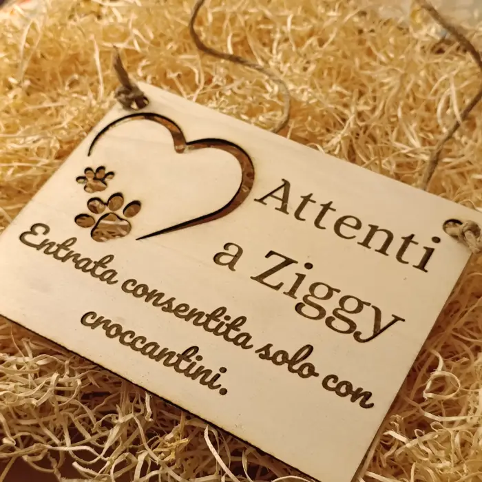 Cartello "Attenti al Cane" in Legno Personalizzato con Nome e Incisione