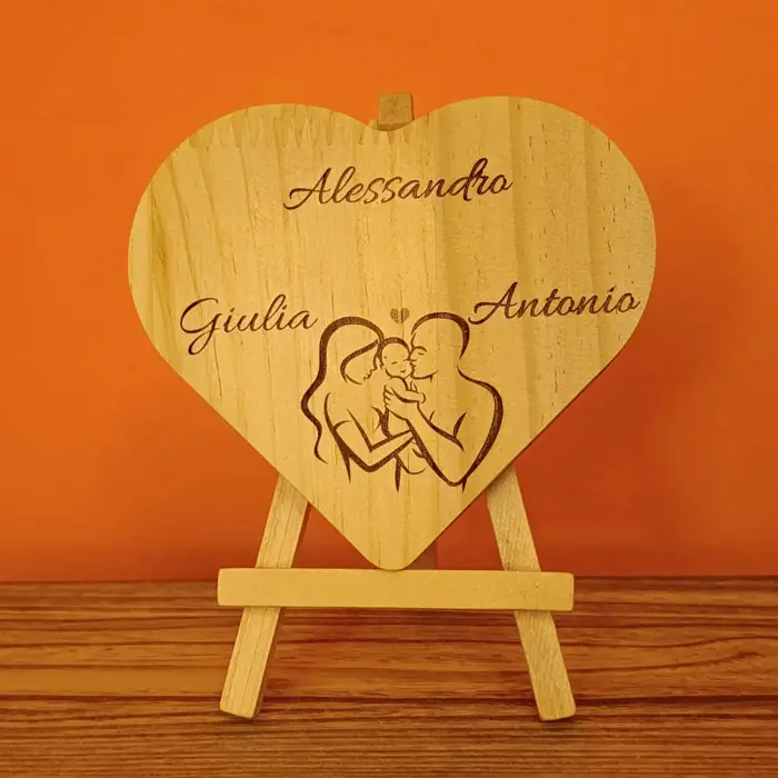 Cuore in Legno Artigianale con Nomi Incisi e Cordino