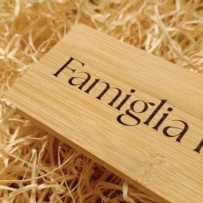 Targhetta Fuoriporta in Bambù Naturale con Gancio Adesivo e Incisione