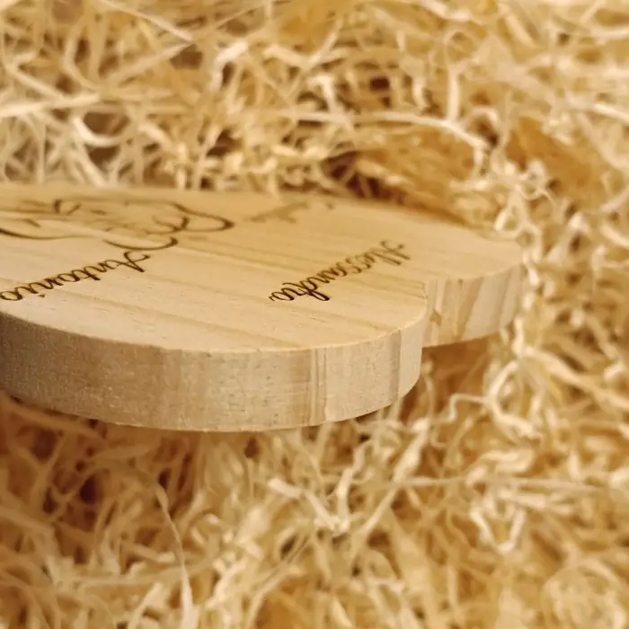 Cuore in Legno Artigianale con Nomi Incisi e Cordino